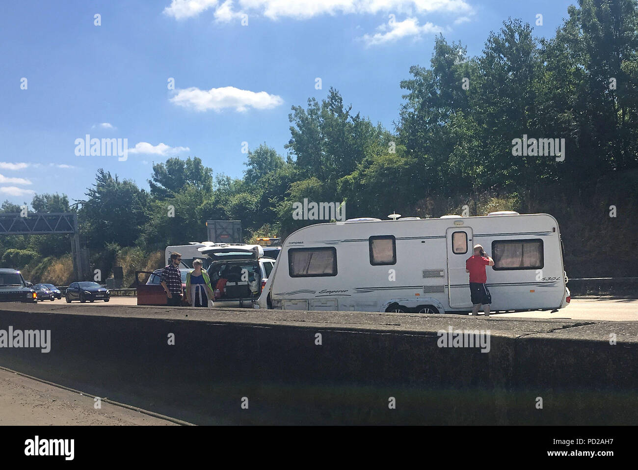 Einen Wagenheber knifed Wohnwagen auf dem M25 zwischen den Anschlussstellen 8 und 9 der 3 Fahrbahnen der Autobahn geschlossen. Stockfoto