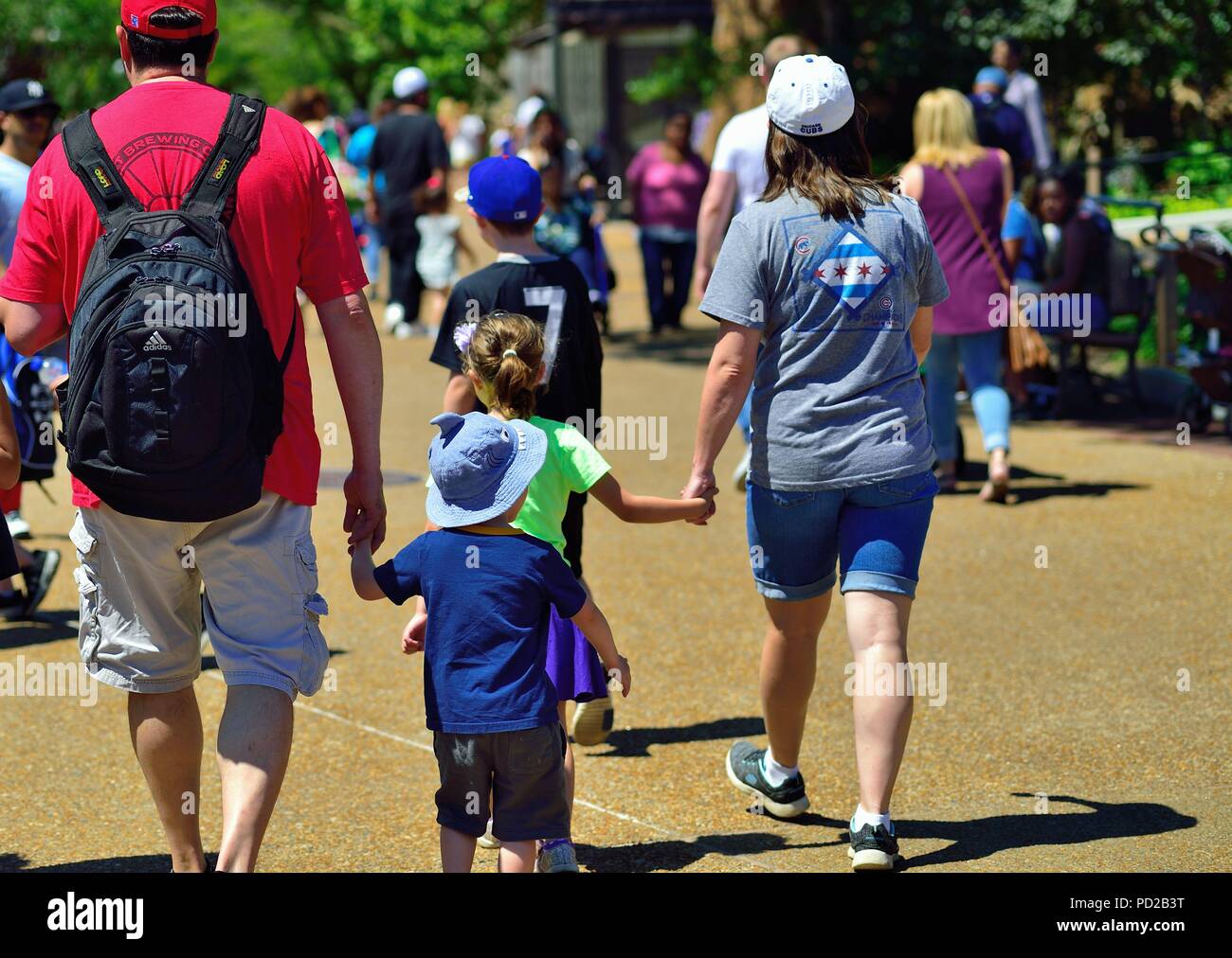 Chicago, Illinois, USA. Familie bei einem Ausflug zum Lincoln Park Zoo. Der Zoo ist von der Chicago Park District laufen und der Eintritt ist frei. Stockfoto