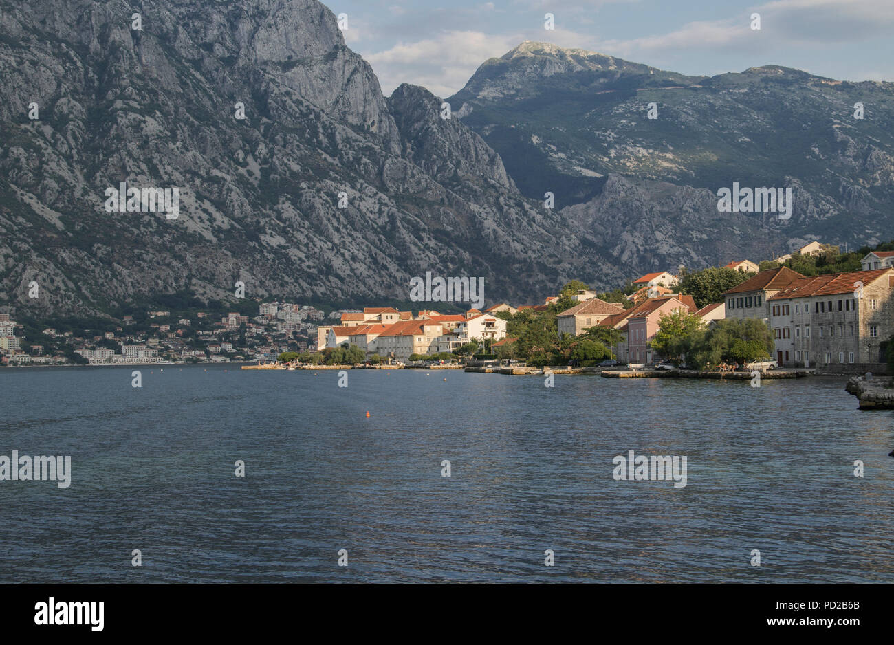Landschaft mit mediterranen Stadt Stockfoto