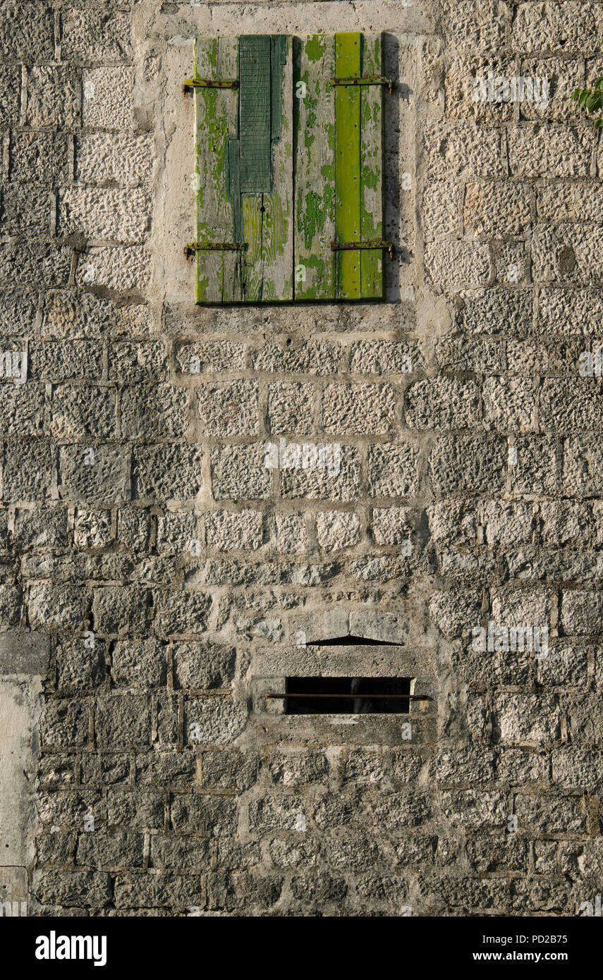 Ein Fenster eines Hauses aus Stein Stockfoto