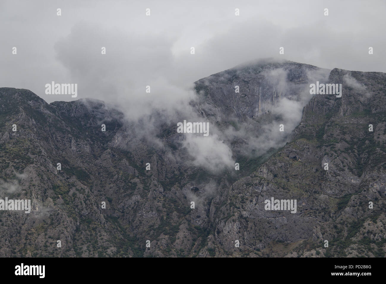 Wolken und Berge Stockfoto