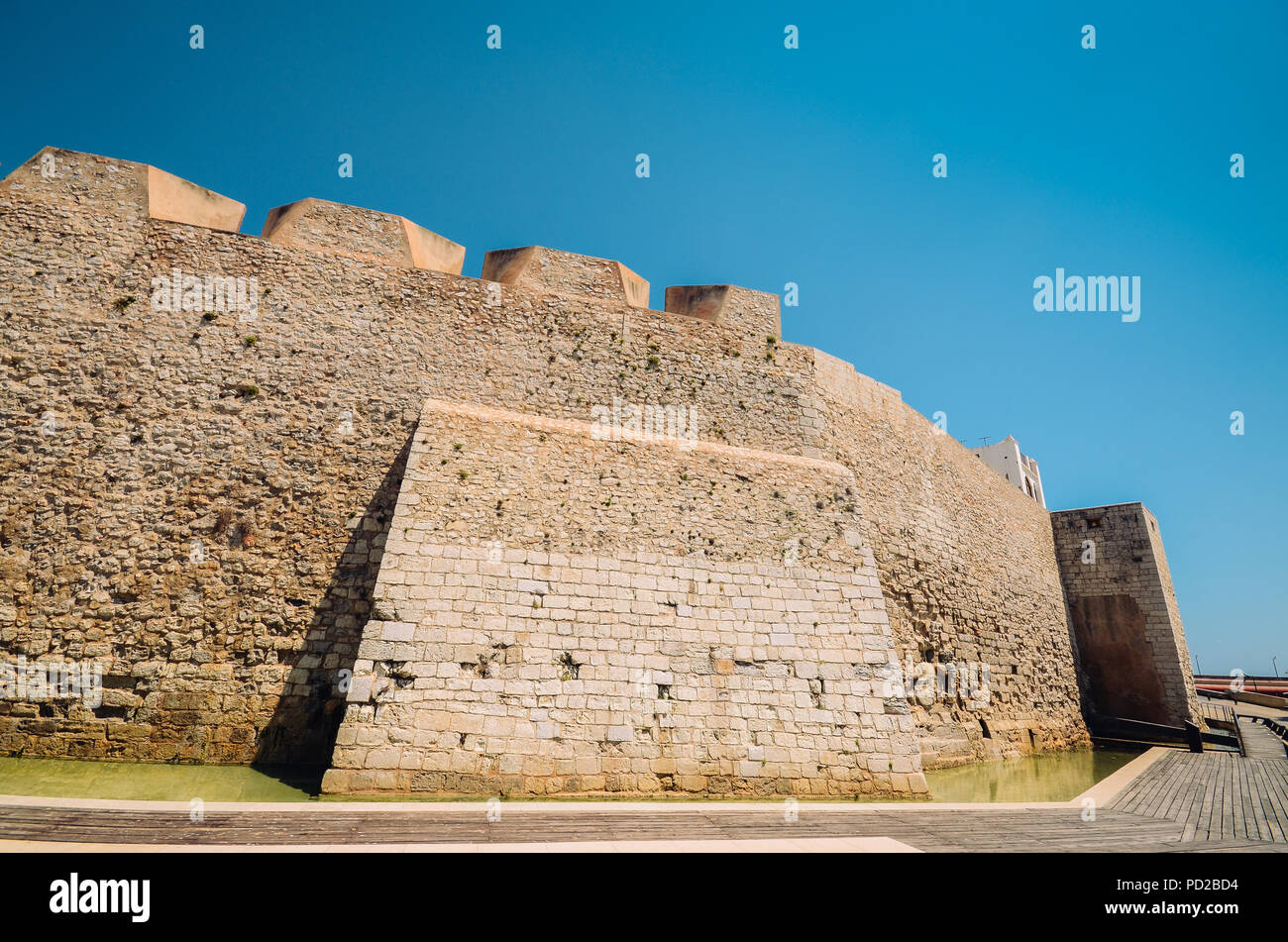 Mittelalterliche Stadtmauer, Peniscola Peniscola, Castellon, Spanien mit blauem Himmel und Kopie Raum Stockfoto