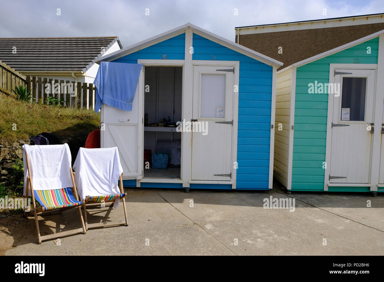 Bude, Cornwall, UK. UK Wetter. Eine typische Strandhütte mieten in England mit zwei Liegestühlen an einem heißen Sommertag Stockfoto