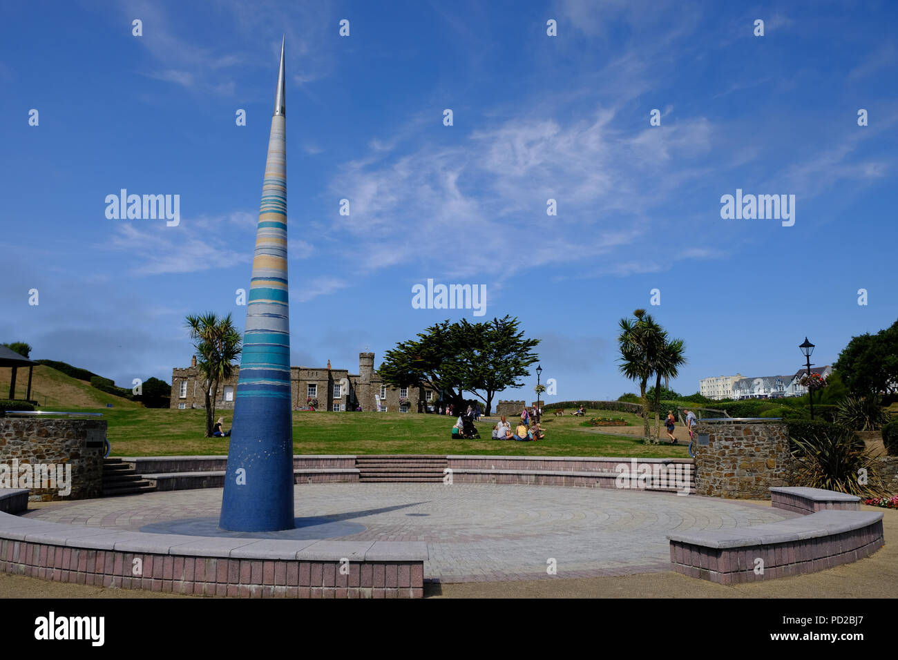 Bude, Cornwall, Großbritannien. Die Bude Light Skulptur von Carole Vincent und Anthony Fanshawe erinnert an Sir Goldsworthy Gurney vor Bude Castle Stockfoto