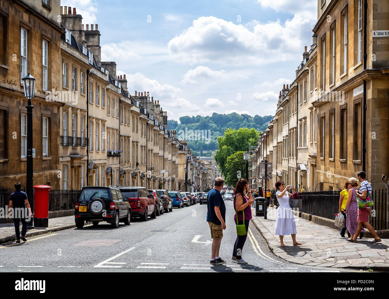 Blick hinunter terrassierten georgianischen Häusern von Gay Street aus dem Zirkus, Badewanne, Avon, Großbritannien am 4. August 2018 entnommen Stockfoto