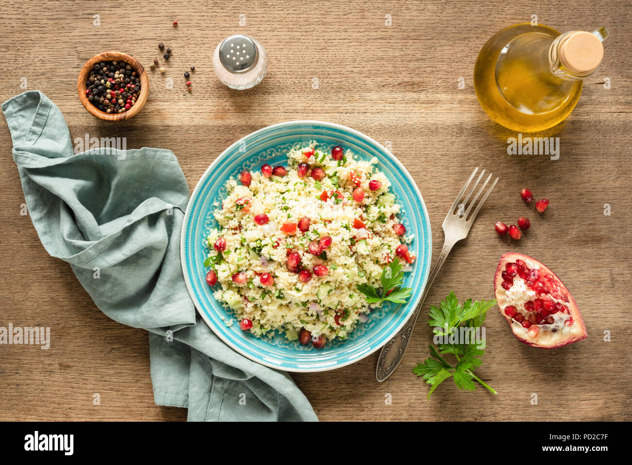 Vegetarische arabisch couscous Salat Tabbouleh mit Granatapfel Samen, Petersilie und Olivenöl. Ansicht von oben Stockfoto