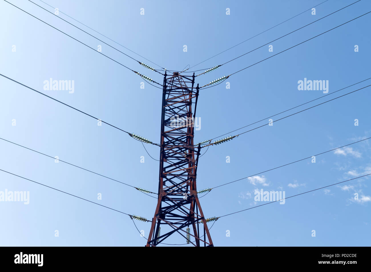 Elektrische Pylon vor dem Hintergrund des blauen Himmels an einem Sommertag Stockfoto