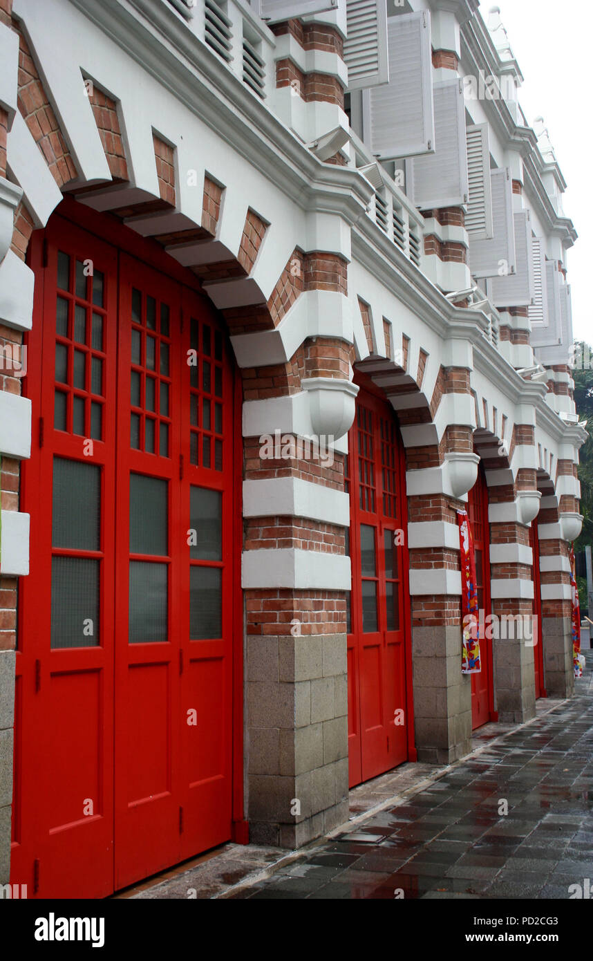 Historisches Gebäude mit großen roten Türen in einer Reihe und weißen Fensterläden, Singapur Stockfoto