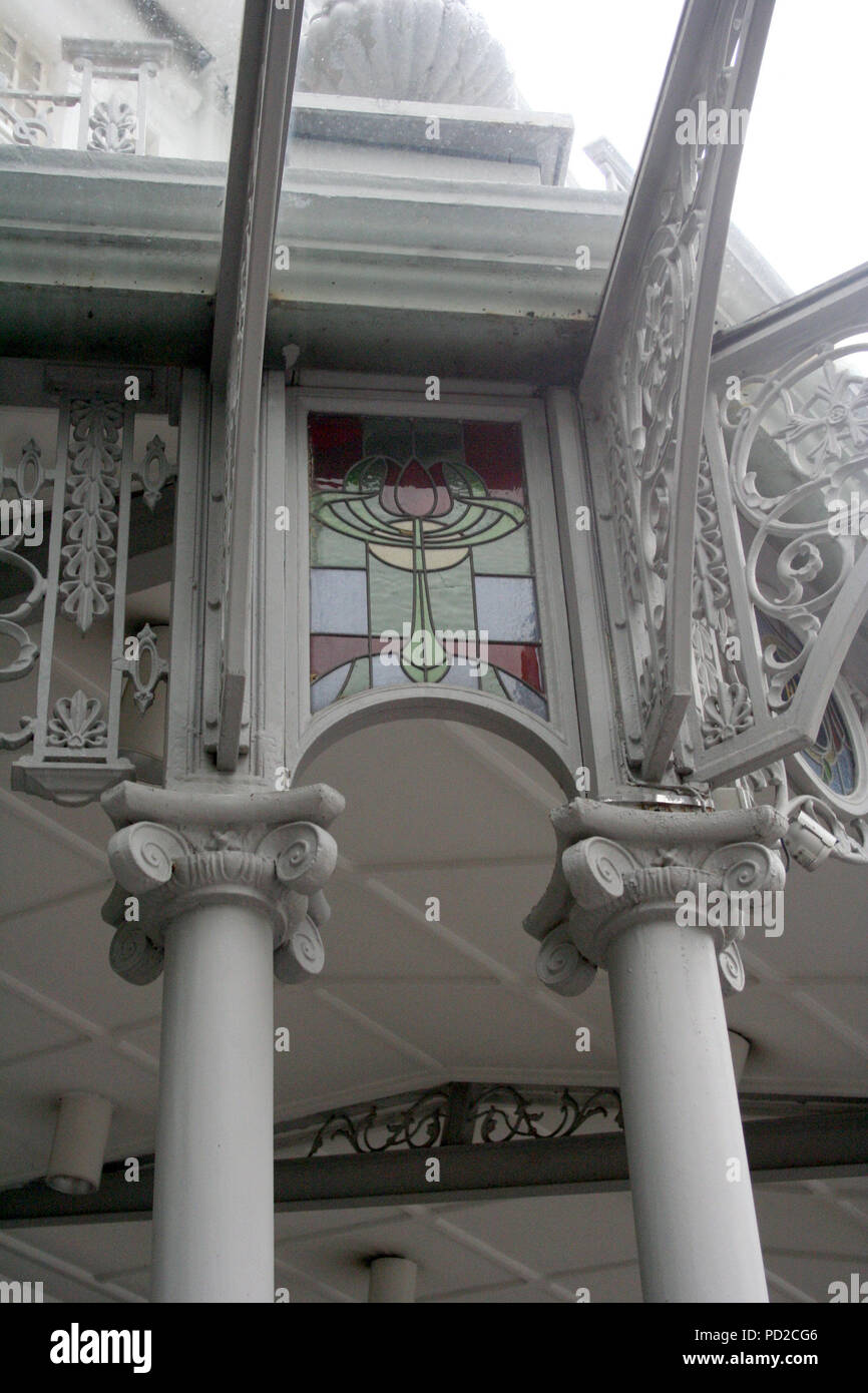 Architektonisches Detail - Glasfenster und Säulen, Raffles Hotel, Singapur Stockfoto