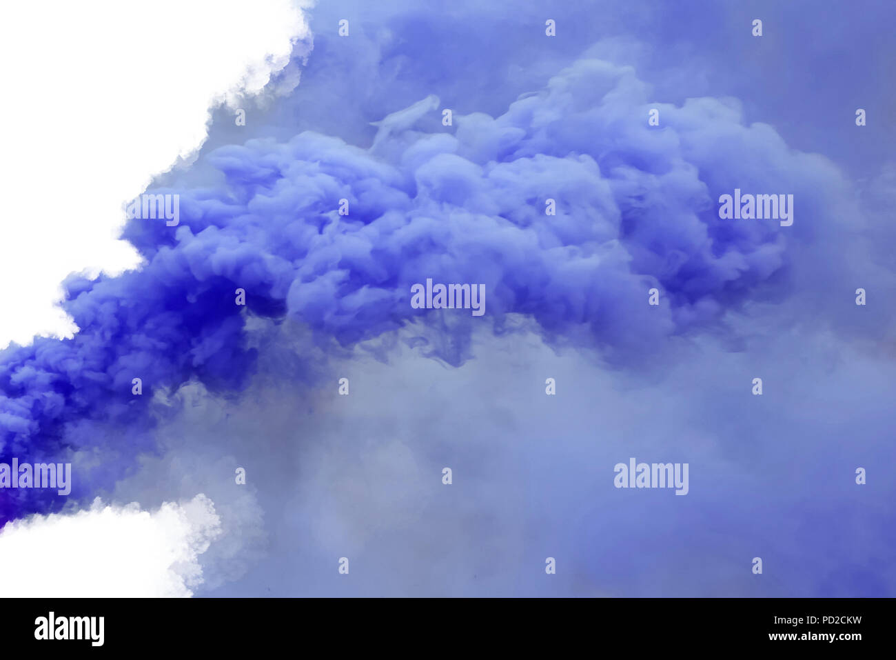 Blauer Rauch Auf Weissem Hintergrund Stockfotografie Alamy