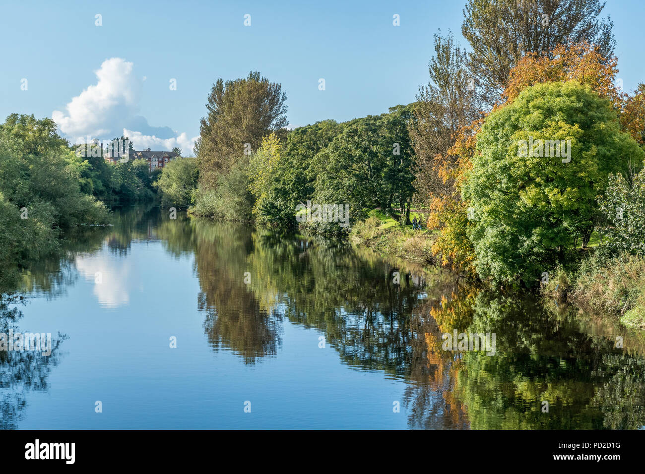 Fluss Doon, Ayr, gesehen von der Fußgängerbrücke. Stockfoto