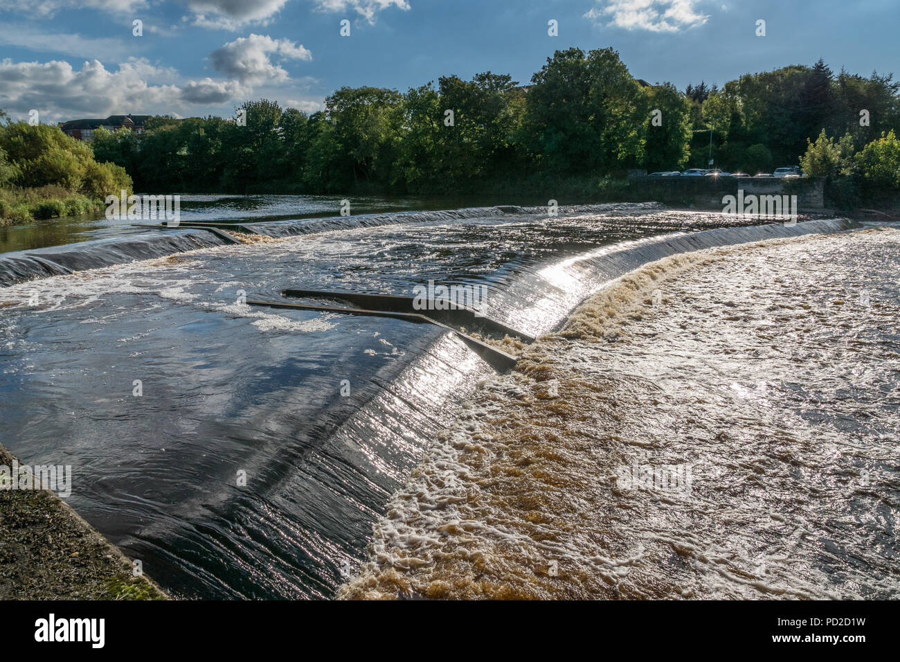 Wehr auf dem Fluss Ayr. Stockfoto