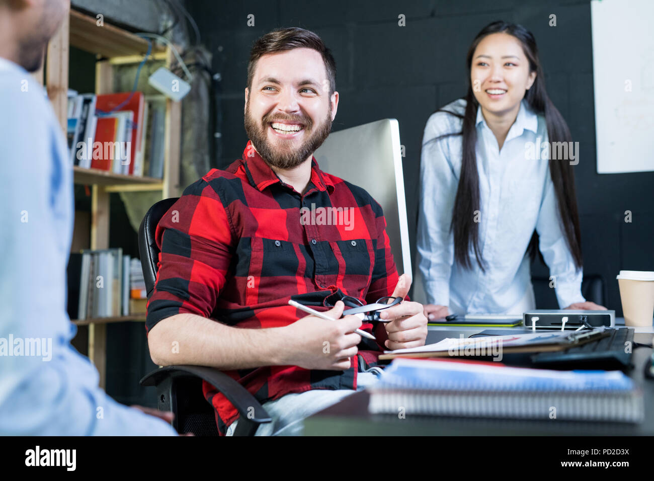 Kreative junge Leute bei der Arbeit im Büro Stockfoto