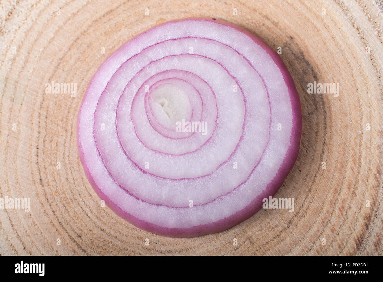 In Scheiben geschnittene Zwiebel Ringe und Zwiebel auf dem Hintergrund Stockfoto