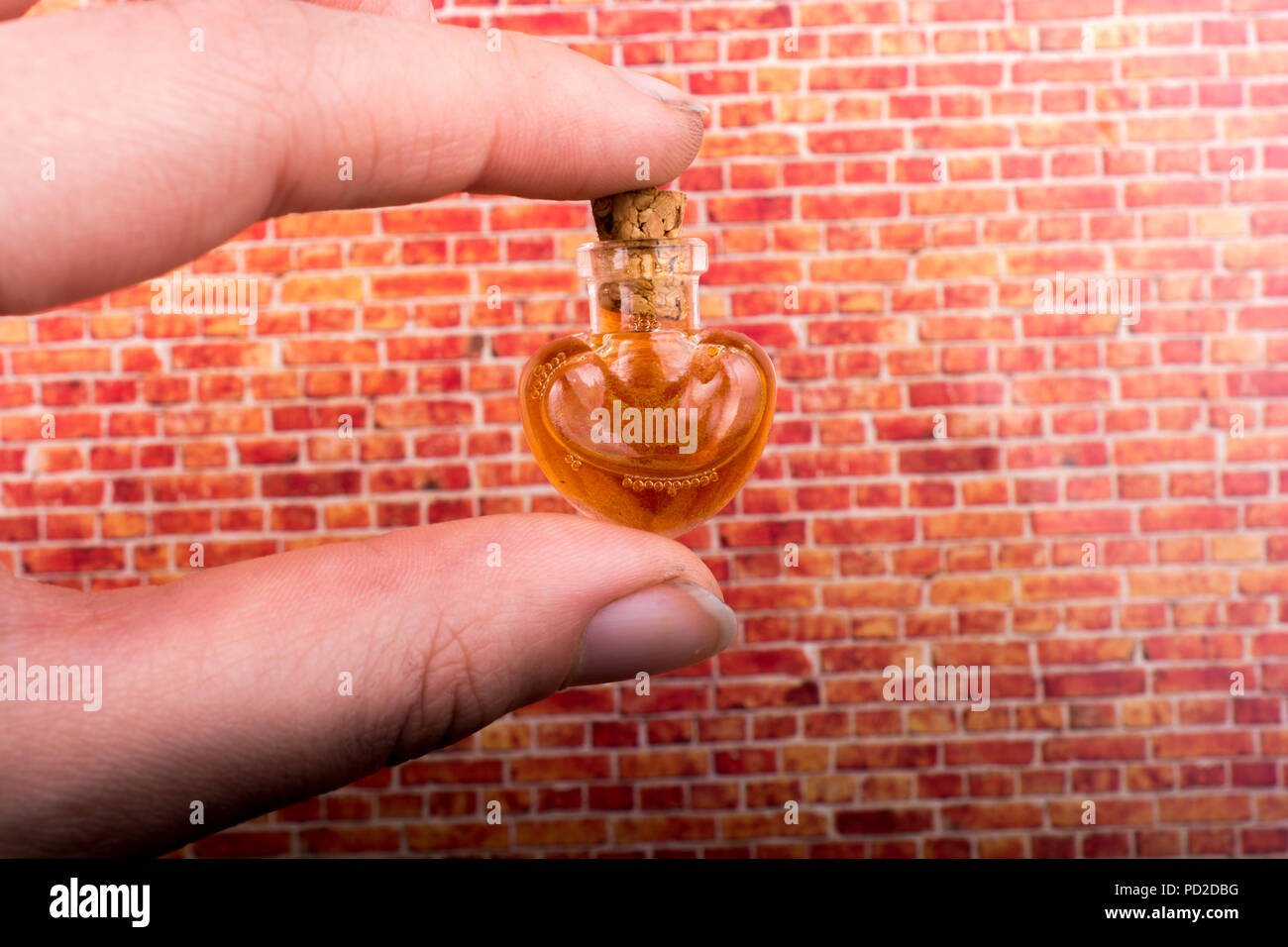 Herz geformte Flasche in der Hand, wie Valentinstag Liebe Konzept Stockfoto