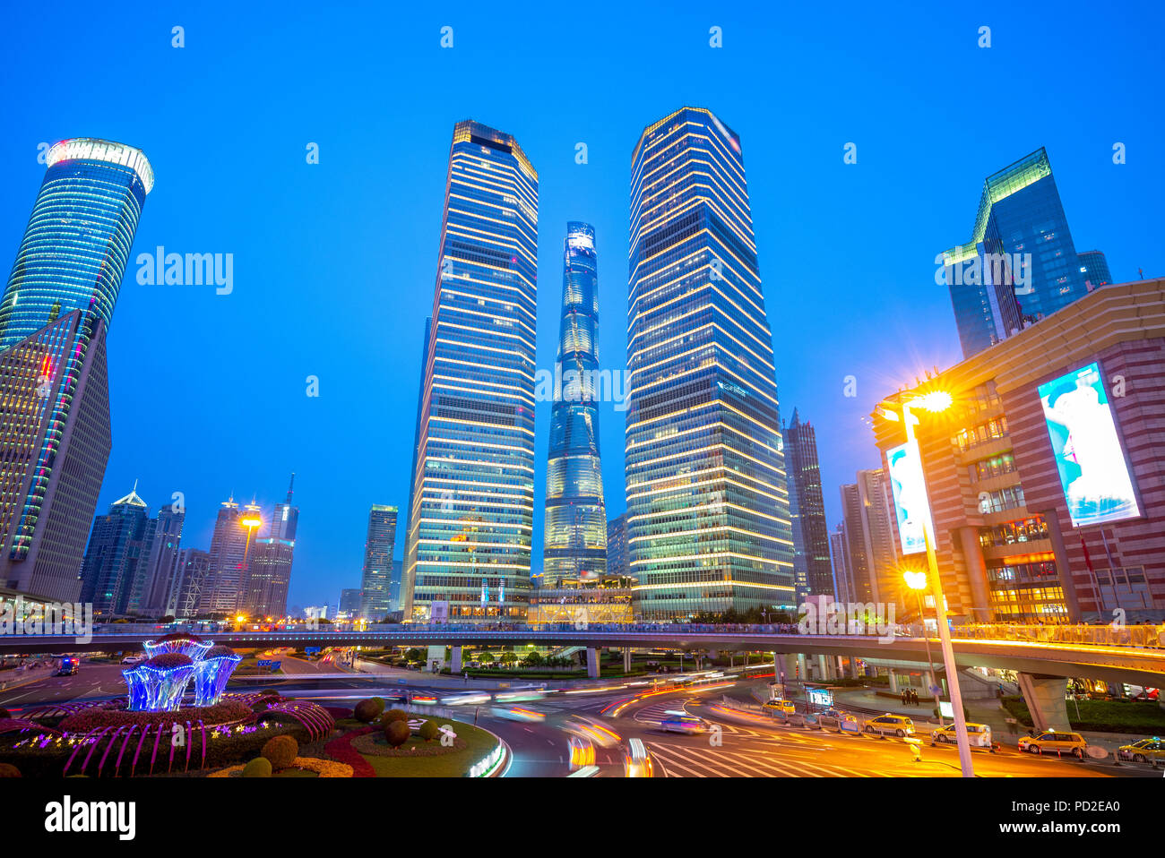 Nachtansicht von Lujiazui Bezirk in Shanghai, China Stockfoto