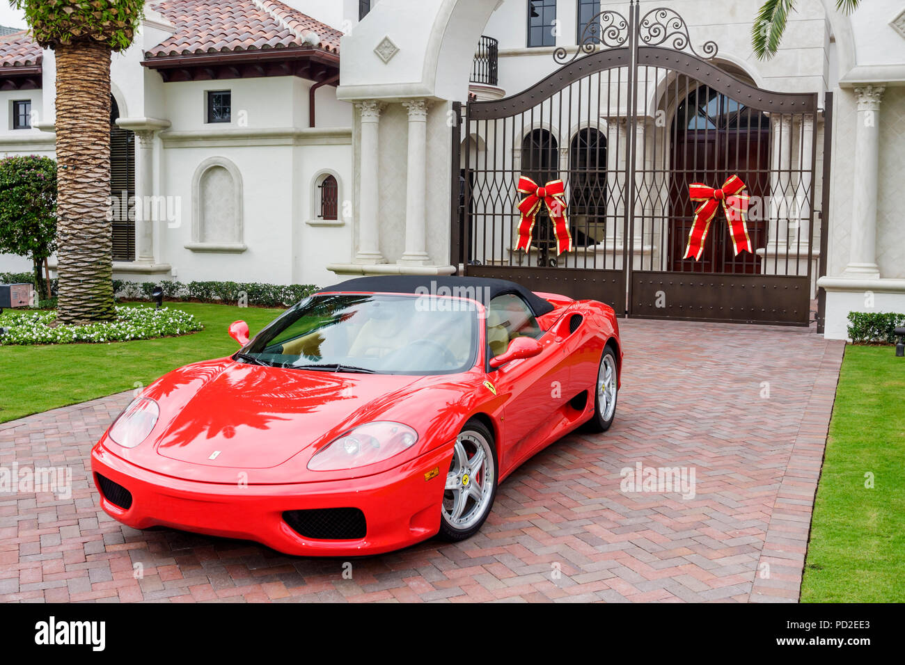 Boca Raton Florida, Royal Palm, gehobenes Einkommen, Haus Residenz Villa Haus Auffahrt, Weihnachtsdekoration roten Ferrari Sportwagen Sicherheitstor Stockfoto