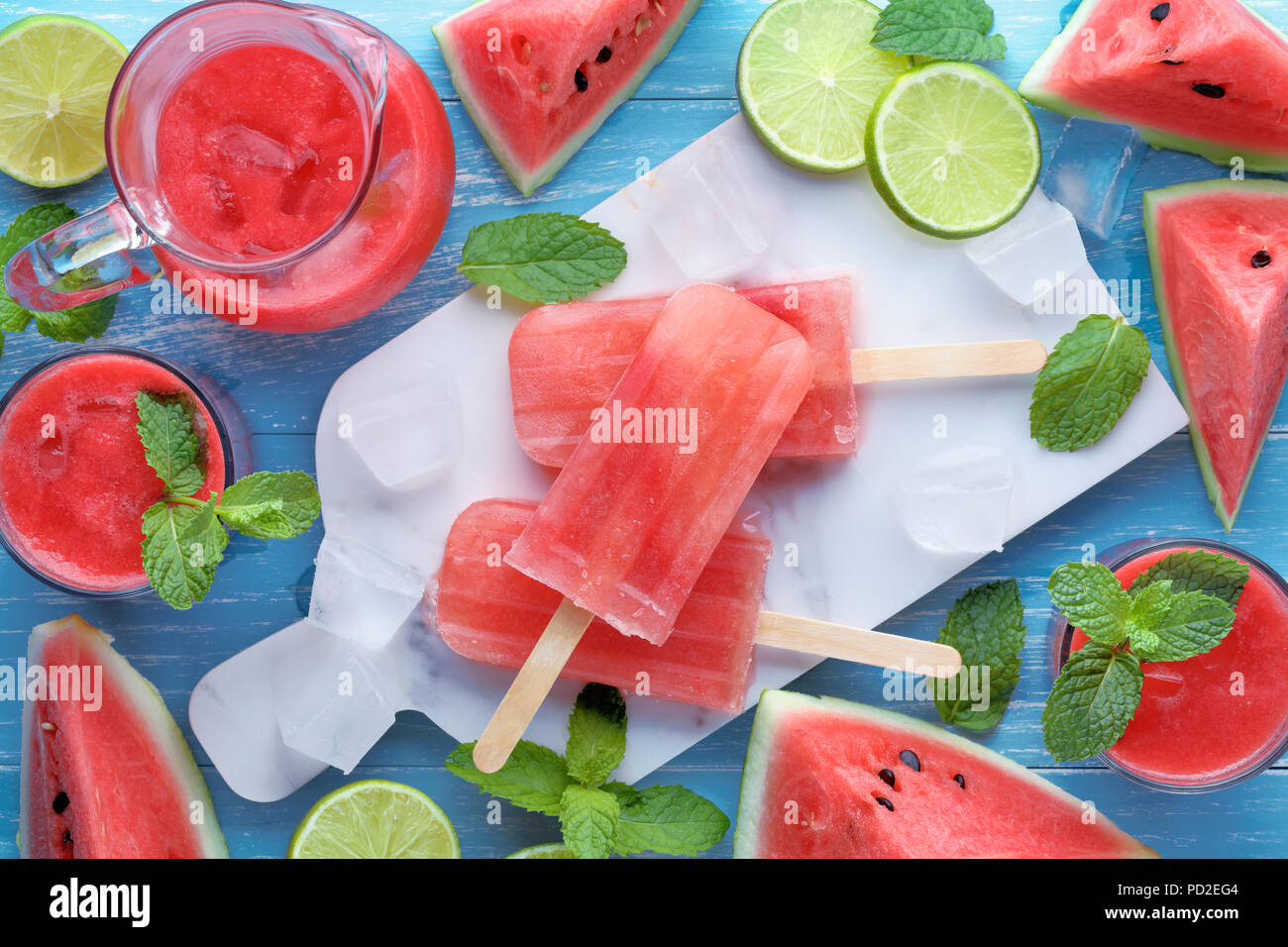 Wassermelone, Zitronenscheiben und Wassermelone Saft auf dem Tisch Stockfoto