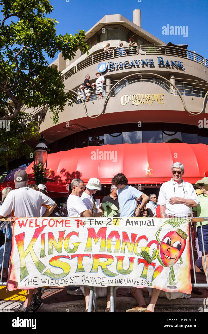 Miami Florida, Miami Dade County, Coconut Grove, King Mango Strut, jährlich, Gemeindeparade, Satire, Parodie, Banner, Gruppe, Menge, lustig, Humor, humorvoll, Humor, hu Stockfoto