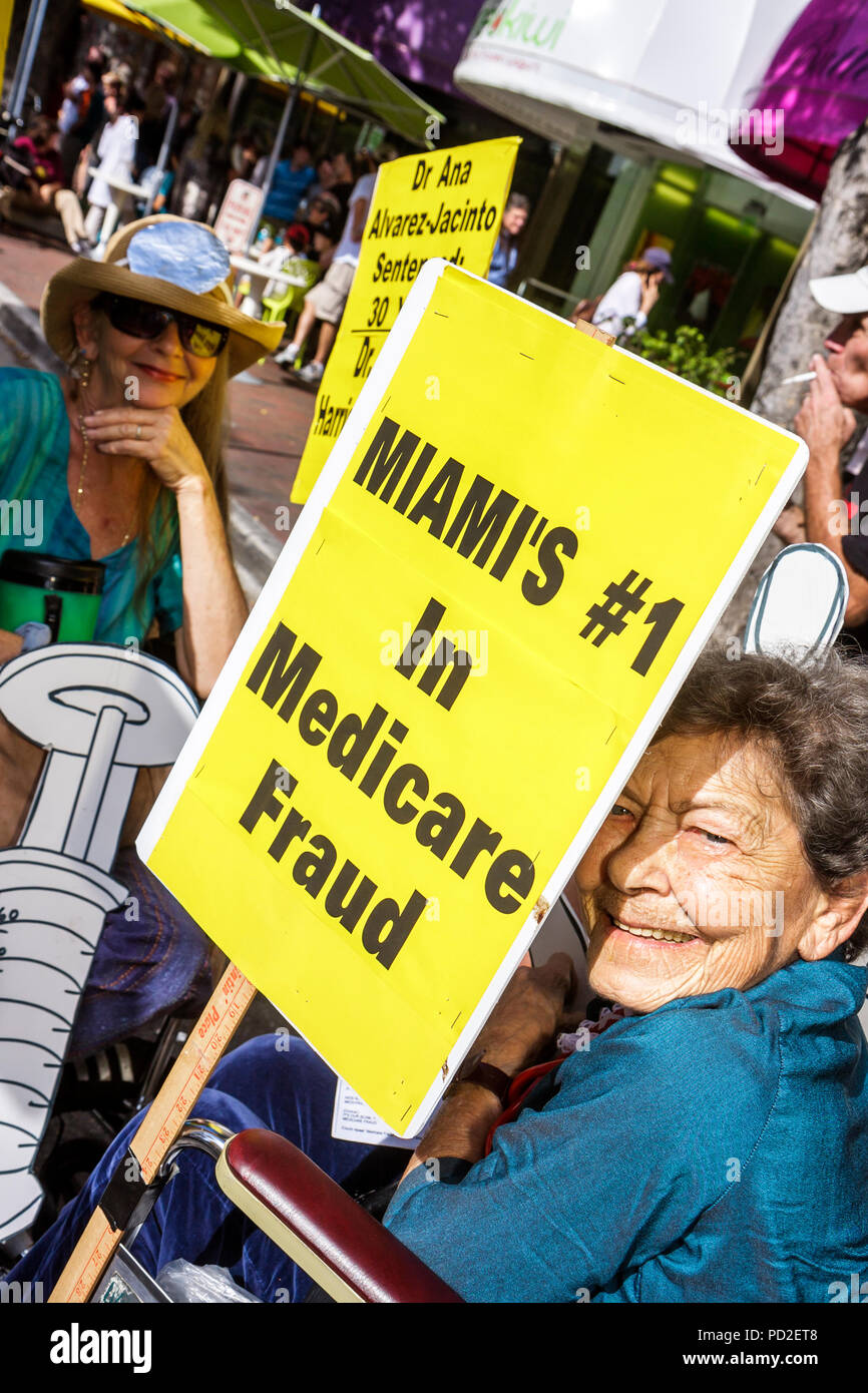 Miami Florida, Miami Dade County, Coconut Grove, King Mango Strut, jährlich, Gemeindeparade, Satire, Parodie, Schild, Plakat, weibliche Frauen, ältere Senioren usw. Stockfoto