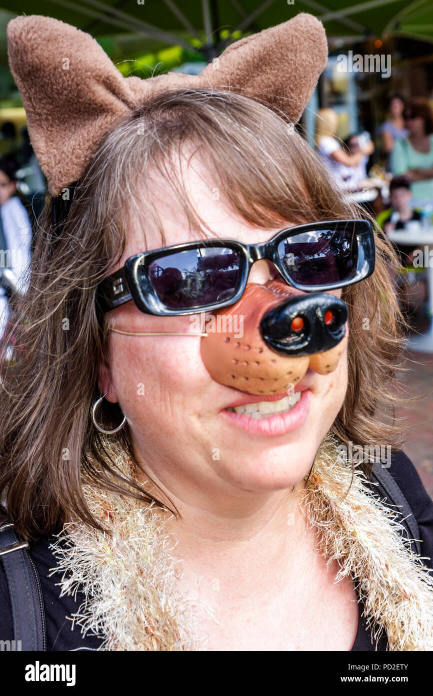 Miami Florida, Miami Dade County, Coconut Grove, King Mango Strut, jährlich, Gemeinschaftsveranstaltung, Parade, Satire, Parodie, Erwachsene Erwachsene Frau Frauen weibliche Dame, Wolf, s Stockfoto