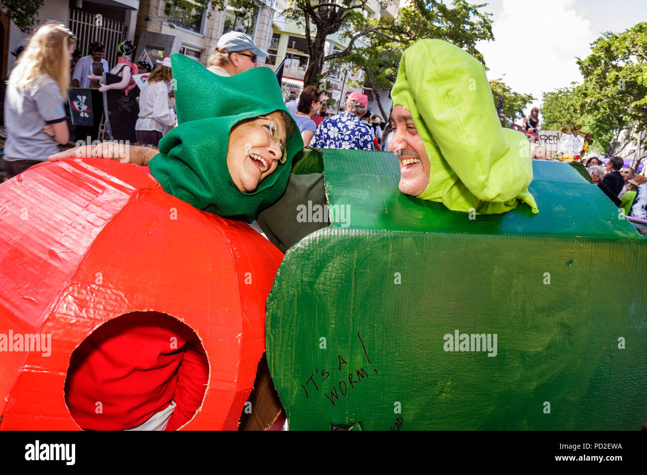 Miami Florida, Miami Dade County, Coconut Grove, King Mango Strut, jährlich, Gemeinschaftsveranstaltung, Parade, Satire, Parodie, Erwachsene Erwachsene Frau Frauen weibliche Dame, Mann mich Stockfoto