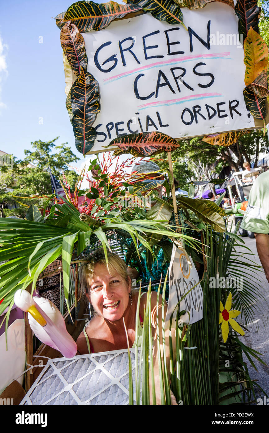 Miami Florida, Miami Dade County, Coconut Grove, King Mango Strut, jährlich, Gemeinschaftsveranstaltung, Parade, Satire, Parodie, Erwachsene Erwachsene Frau Frauen weibliche Dame, partisch Stockfoto