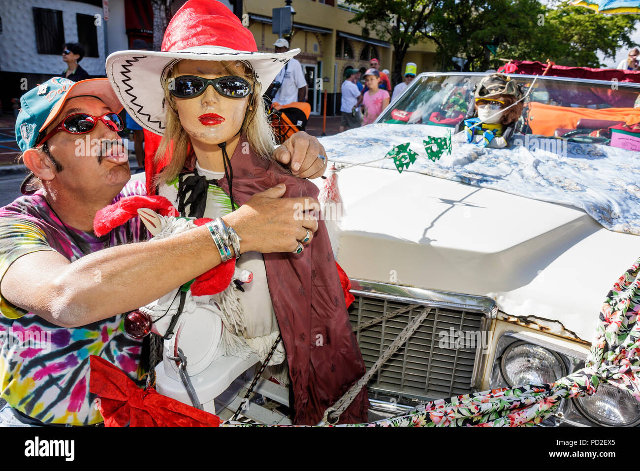 Miami Florida, Miami Dade County, Coconut Grove, King Mango Strut, jährlich, Gemeinschaftsveranstaltung, Parade, Satire, Parodie, Mann Männer männliche Erwachsene Erwachsene, Schaufensterpuppe, Partici Stockfoto