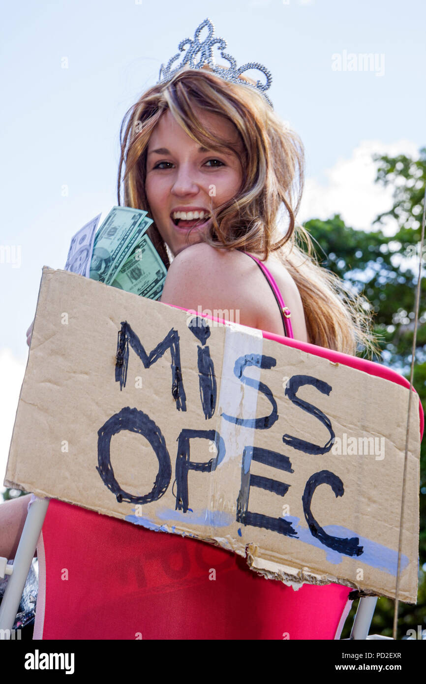 Miami Florida, Miami Dade County, Coconut Grove, King Mango Strut, jährlich, Gemeinschaftsveranstaltung, Parade, Satire, Parodie, Erwachsene Erwachsene Frau Frauen weibliche Dame, partisch Stockfoto