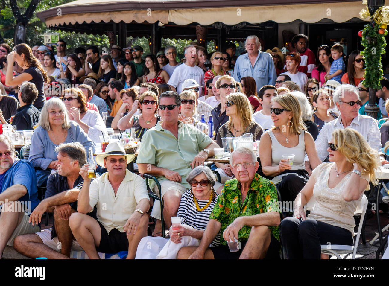 Miami Florida, Miami Dade County, Coconut Grove, King Mango Strut, jährlich, Gemeinschaftsveranstaltung, Parade, Satire, Parodie, Publikum, Menge, beobachten, Männer, Frauen, Paare, ein Stockfoto
