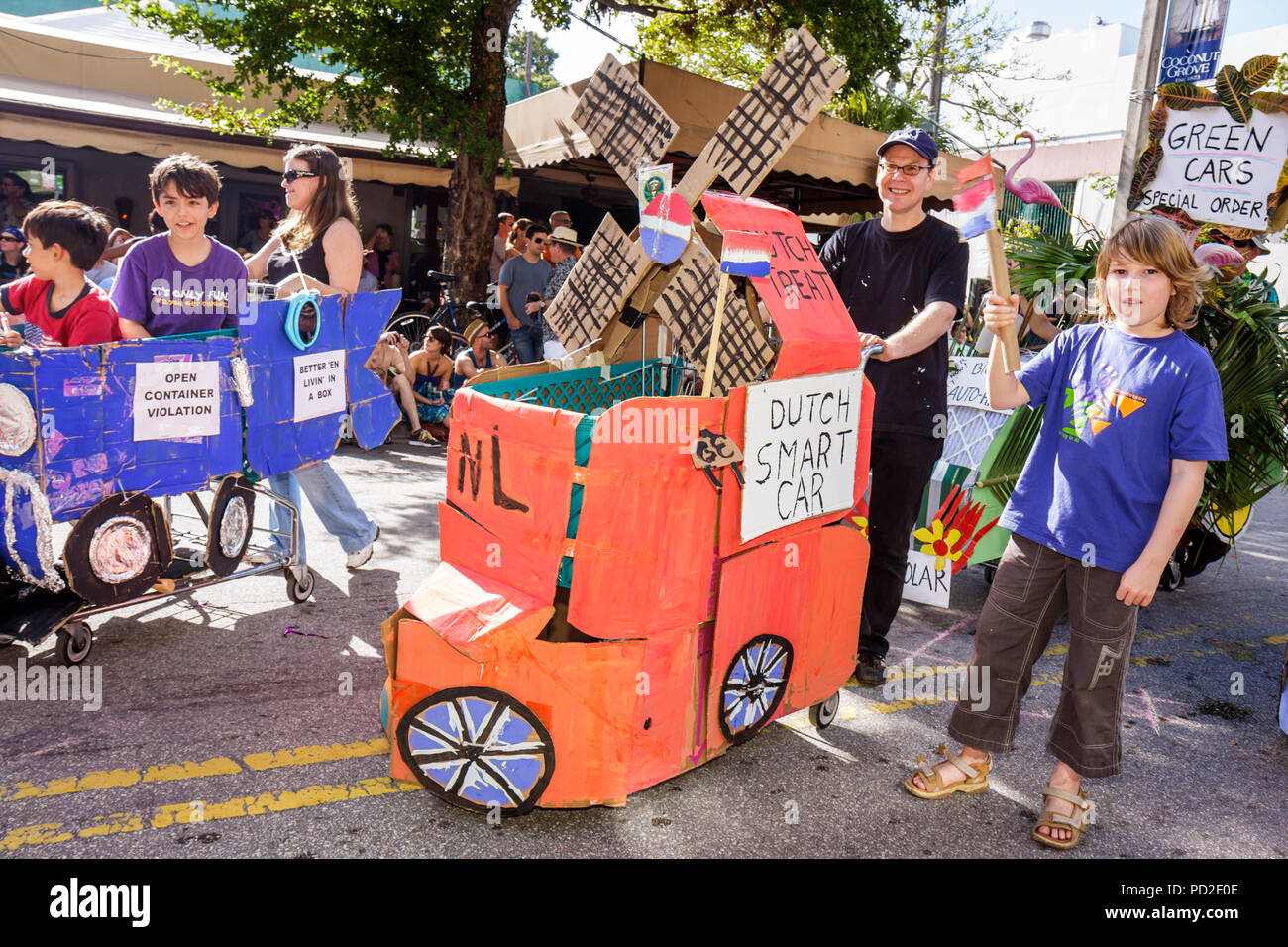 Miami Florida, Miami Dade County, Coconut Grove, King Mango Strut, jährlich, Gemeinschaftsveranstaltung, Parade, Satire, Parodie, Erwachsene Erwachsene Männer Männer Männer, Frau Frauen Female Stockfoto