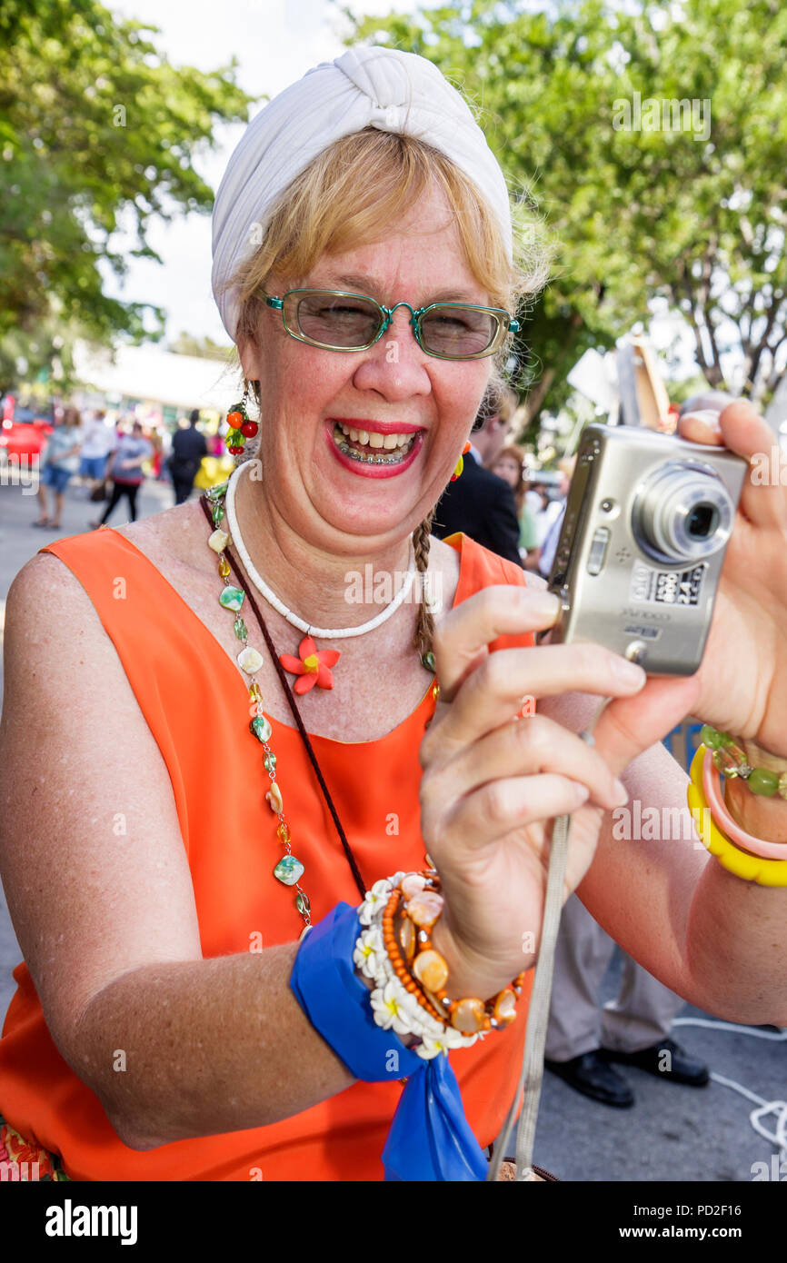 Miami Florida, Miami Dade County, Coconut Grove, King Mango Strut, jährlich, Gemeinschaftsveranstaltung, Parade, Satire, Parodie, Erwachsene Erwachsene Frau Frauen weibliche Dame, Mitte Stockfoto