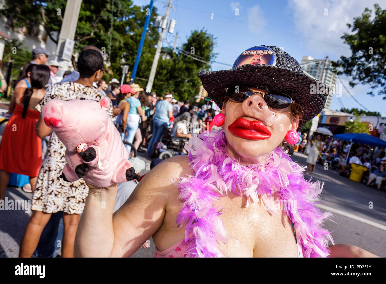 Miami Florida, Miami Dade County, Coconut Grove, King Mango Strut, jährlich, Gemeinschaftsveranstaltung, Parade, Satire, Parodie, Erwachsene Erwachsene Frau Frauen weibliche Dame, partisch Stockfoto