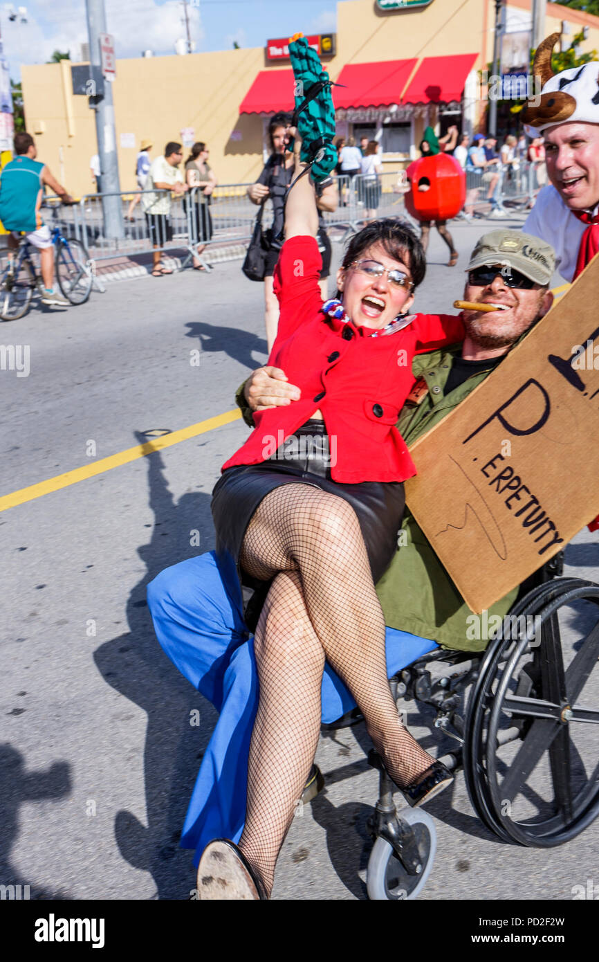 Miami Florida, Miami Dade County, Coconut Grove, King Mango Strut, jährlich, Gemeinschaftsveranstaltung, Parade, Satire, Parodie, Erwachsene Erwachsene Frau Frauen weibliche Dame, partisch Stockfoto