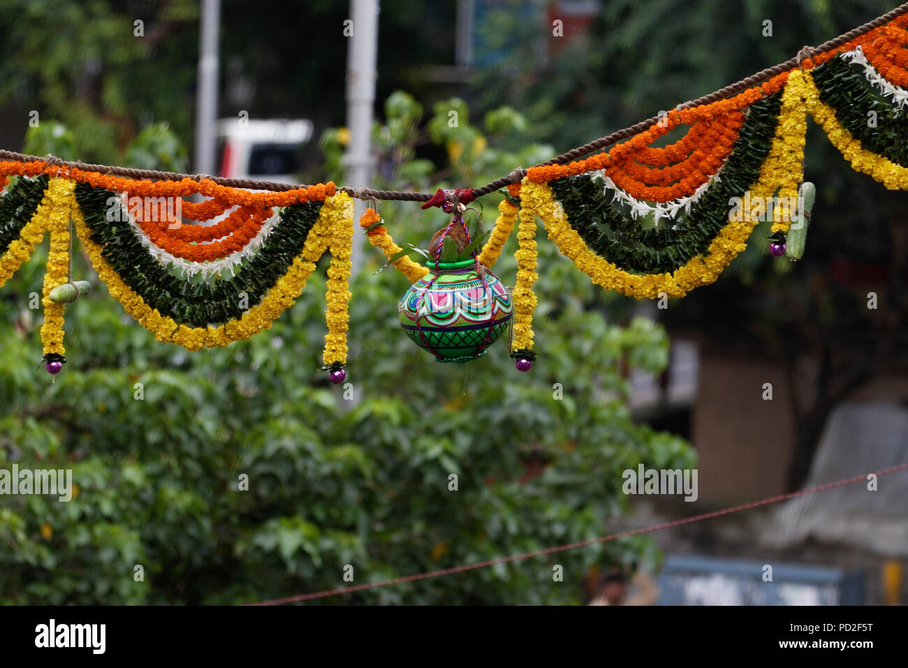 Gruppen von Menschen "Govinda" genießen die Dahi Handi festival Gottes Krishna Geburt in Mumbai, Indien zu feiern. Stockfoto