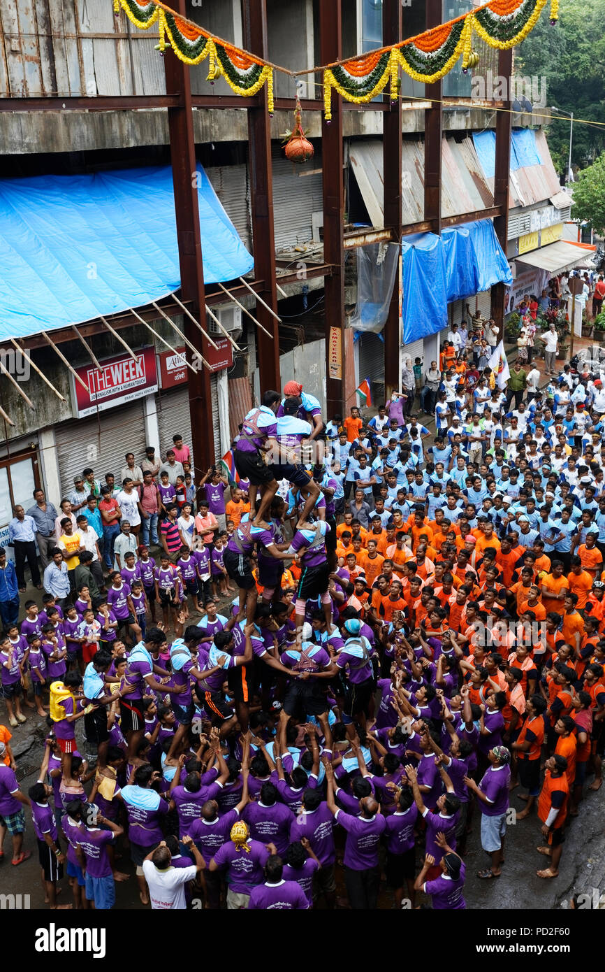 Gruppen von Menschen "Govinda" genießen die Dahi Handi festival Gottes Krishna Geburt in Mumbai, Indien zu feiern. Stockfoto