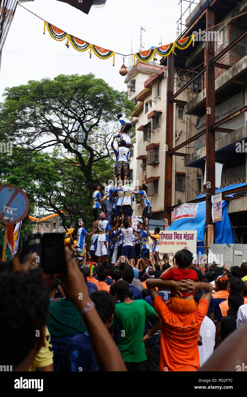 Gruppen von Menschen "Govinda" genießen die Dahi Handi festival Gottes Krishna Geburt in Mumbai, Indien zu feiern. Stockfoto