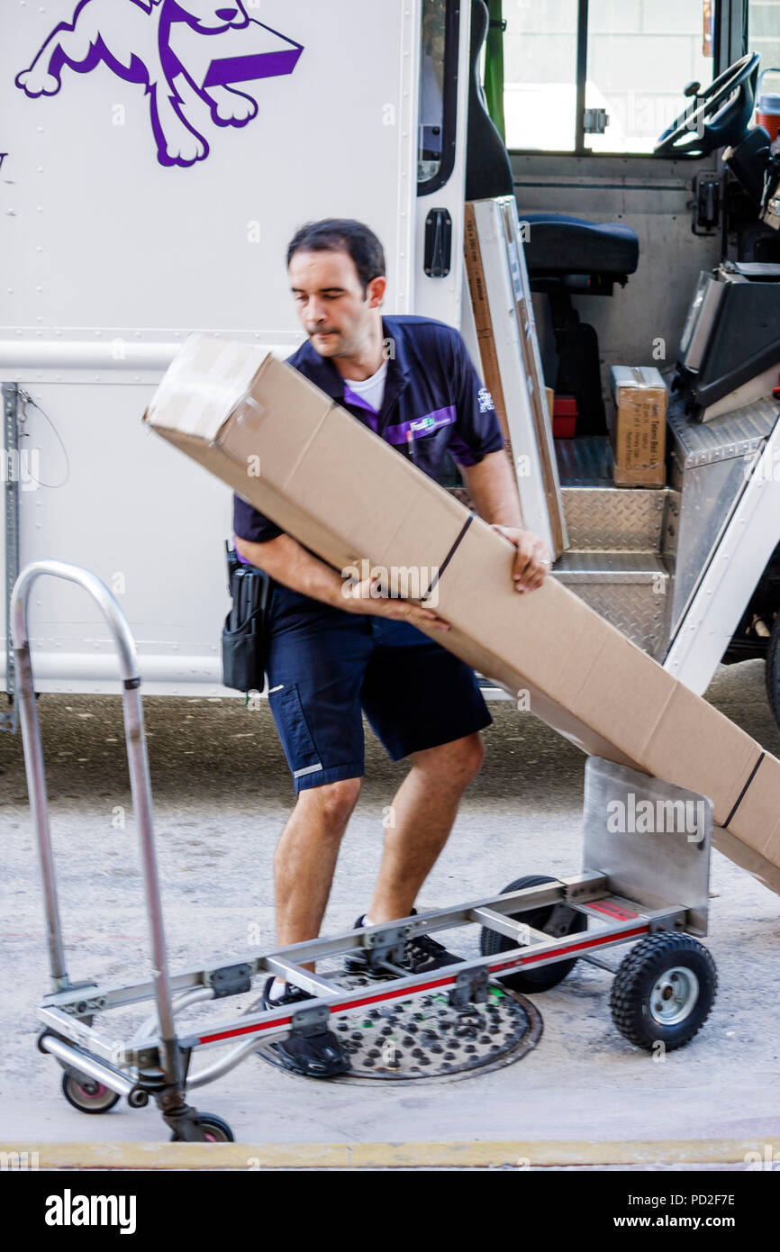 Miami Beach Florida, FedEx, weltweit, Unternehmen, Versand, Hispanic Latino ethnischen Einwanderer Minderheit, Mann Männer männlichen erwachsenen Erwachsenen, Arbeiter, worke Stockfoto