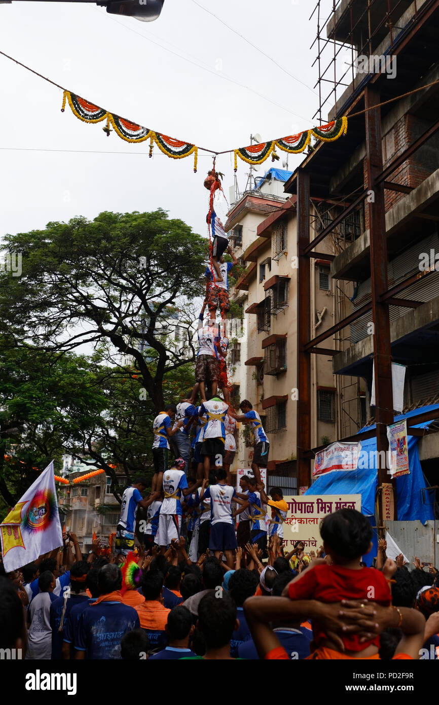 Gruppen von Menschen "Govinda" genießen die Dahi Handi festival Gottes Krishna Geburt in Mumbai, Indien zu feiern. Stockfoto