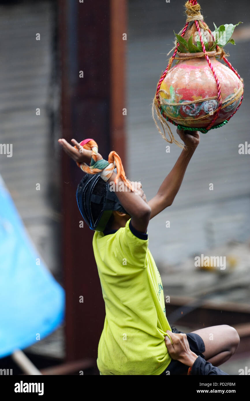 Gruppen von Menschen "Govinda" genießen die Dahi Handi festival Gottes Krishna Geburt in Mumbai, Indien zu feiern. Stockfoto