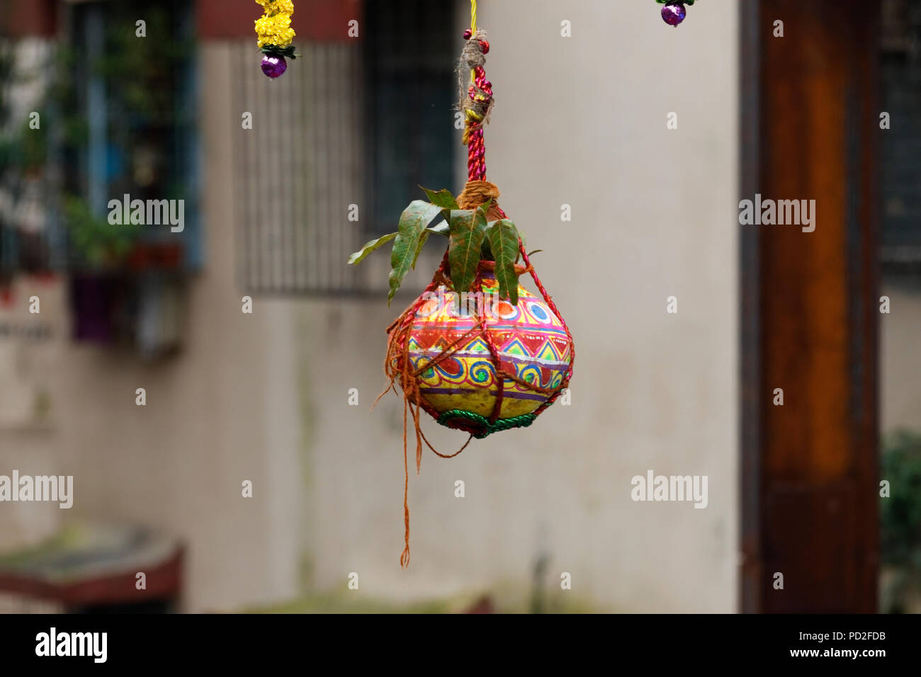 Gruppen von Menschen "Govinda" genießen die Dahi Handi festival Gottes Krishna Geburt in Mumbai, Indien zu feiern. Stockfoto