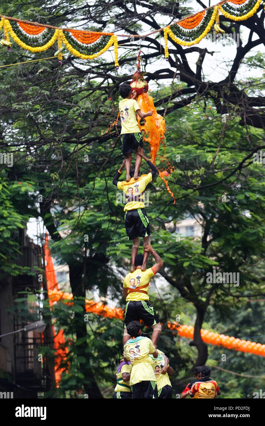 Gruppen von Menschen "Govinda" genießen die Dahi Handi festival Gottes Krishna Geburt in Mumbai, Indien zu feiern. Stockfoto