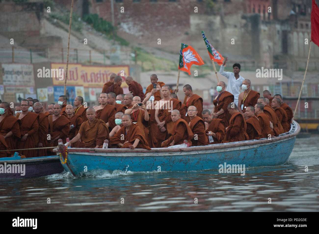 Tibetischen Pilgern auf einem Boot am Heiligen Ganges in Varanasi, Uttar Pradesh, Indien Stockfoto