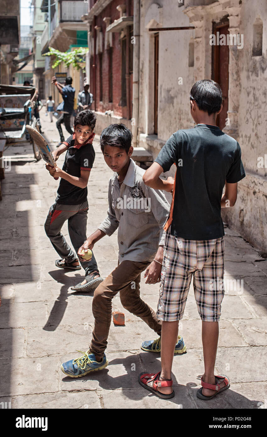 Jungen spielen Kricket in den Straßen von Varanasi, Uttar Pradesh, Indien Stockfoto
