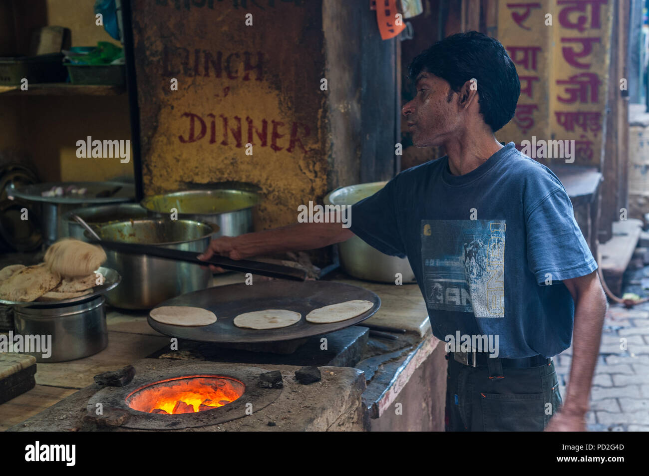 Street Food Verkäufer in den Straßen von Varanasi, Uttar Pradesh, Indien Stockfoto