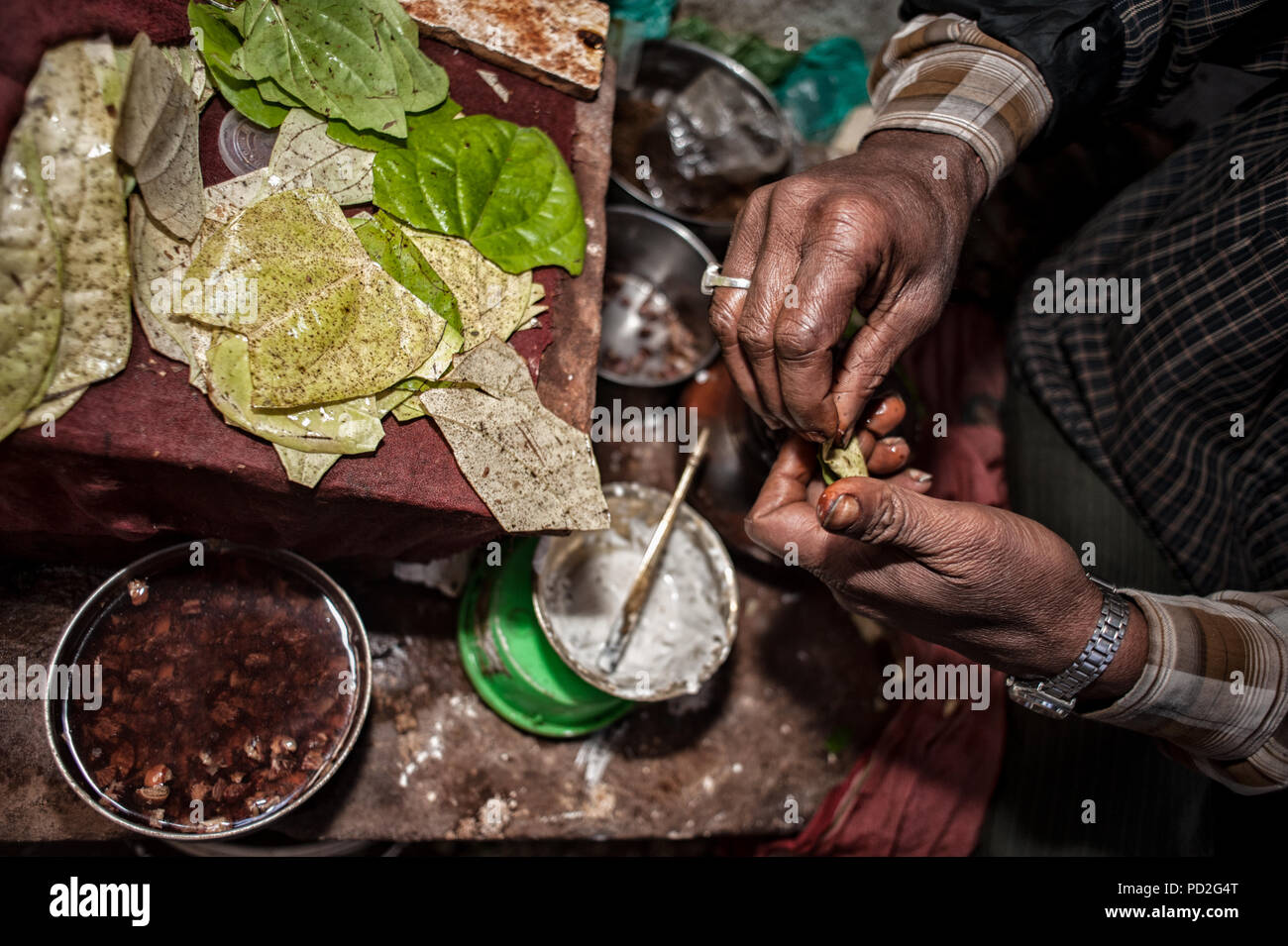 Jungen spielen Kricket in den Straßen von Varanasi, Uttar Pradesh, Indien Stockfoto