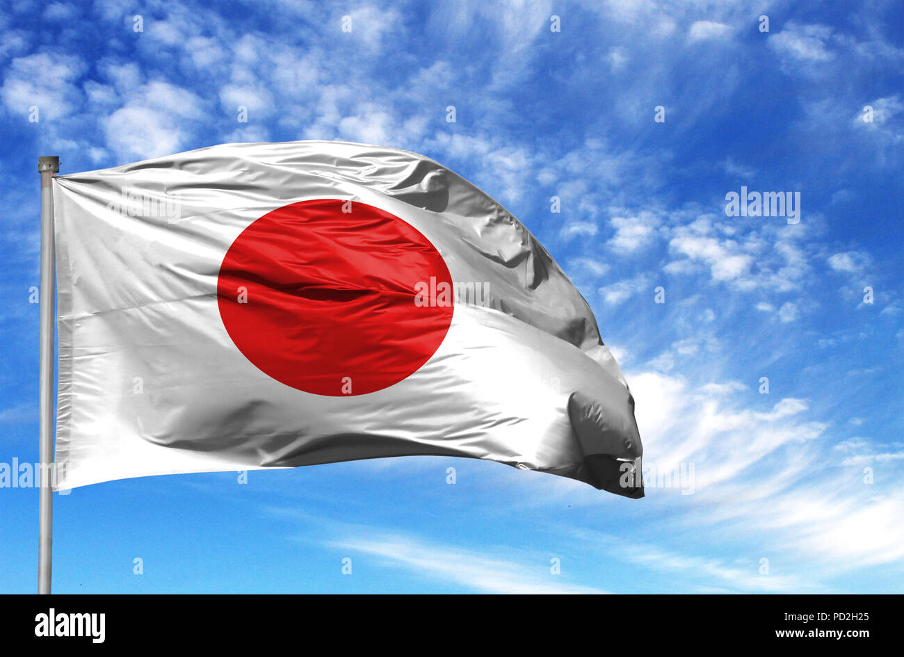 Die nationalflagge von Japan auf einem Fahnenmast vor blauem Himmel. Stockfoto