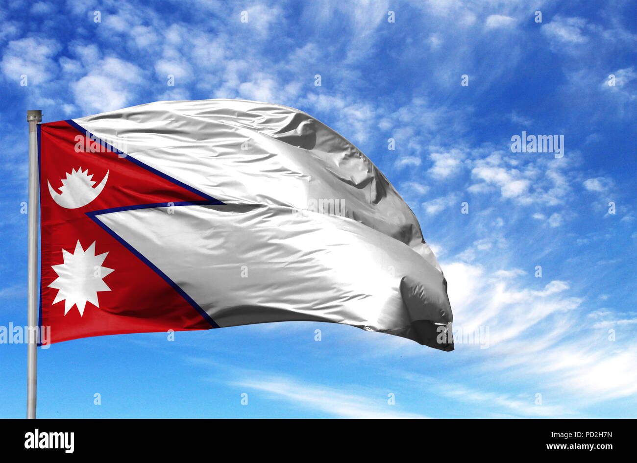 Nationalflagge von Nepal auf einem Fahnenmast vor blauem Himmel. Stockfoto