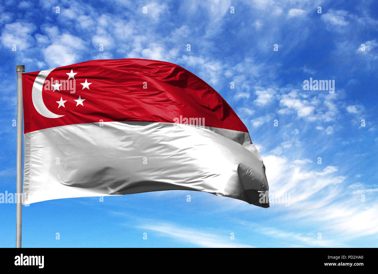 Nationalflagge von Singapur auf einem Fahnenmast vor blauem Himmel. Stockfoto