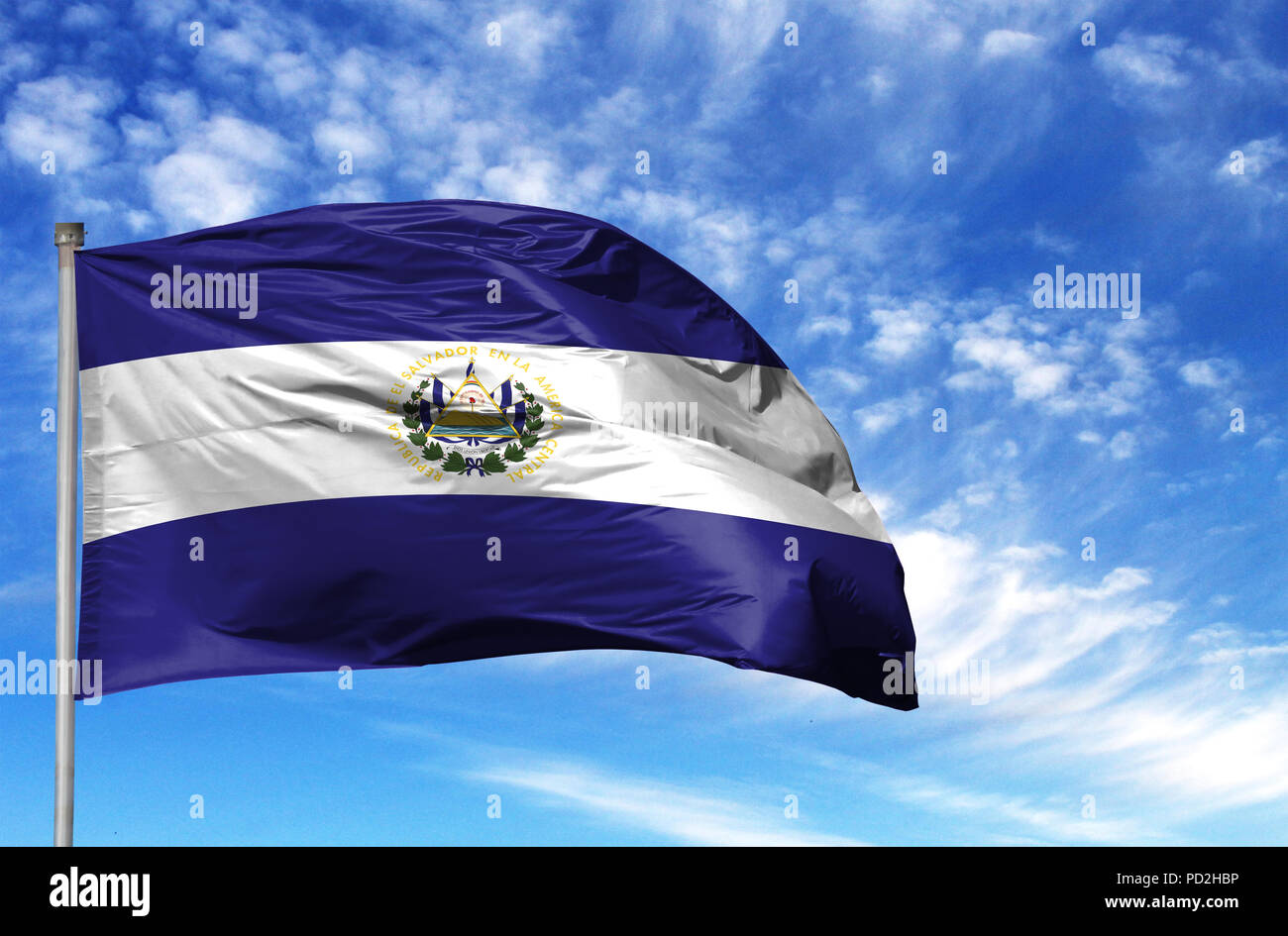 Nationalflagge von El Salvador auf einem Fahnenmast vor blauem Himmel. Stockfoto